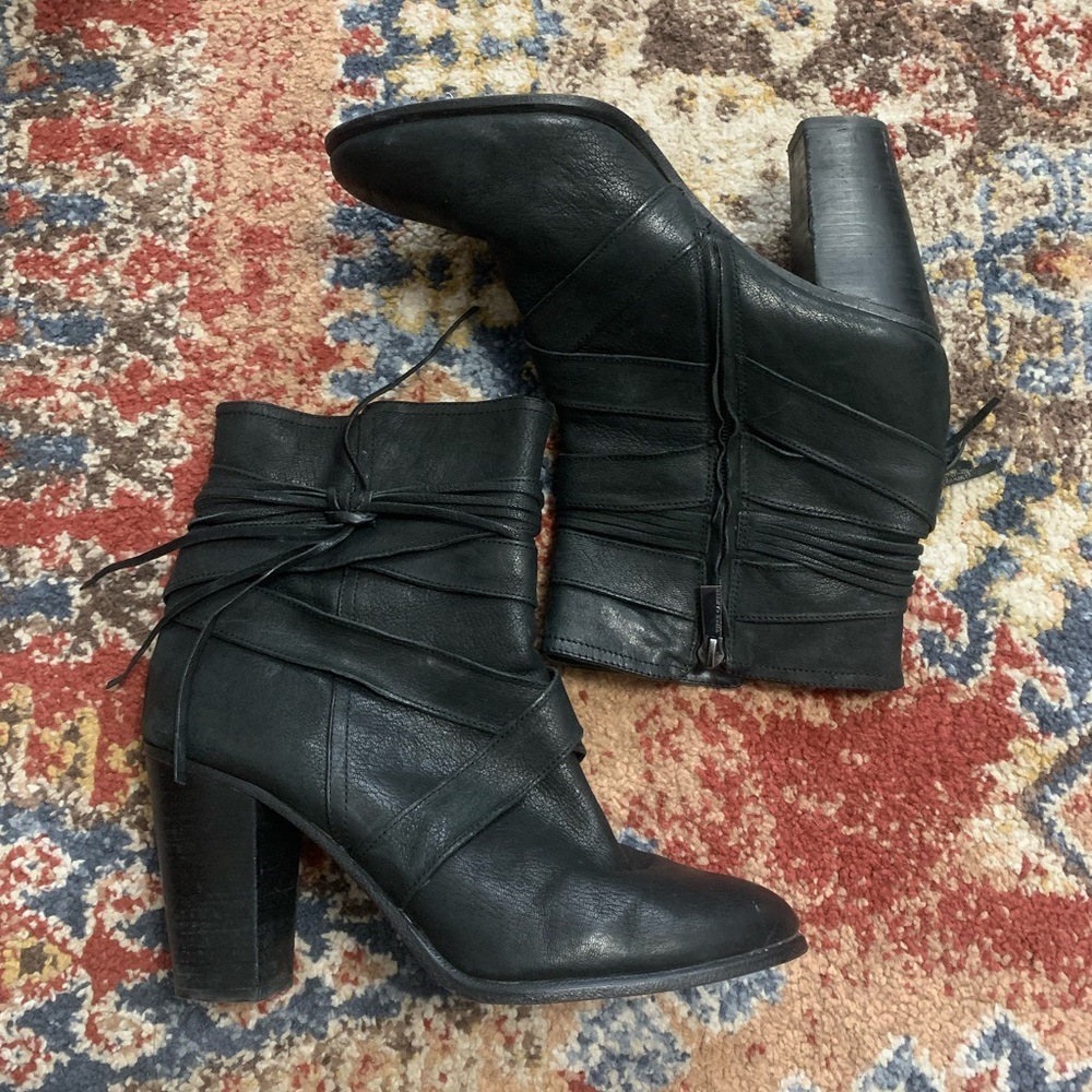 Leather Vince Camuto zip-up botts with tassle detailing